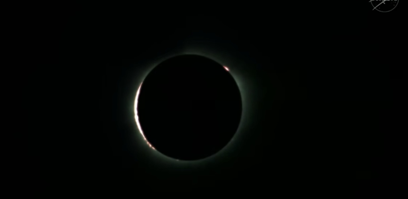 Кольцо Бейли, протуберанец и тёмная корона: NASA показало первые снимки полного солнечного затмения