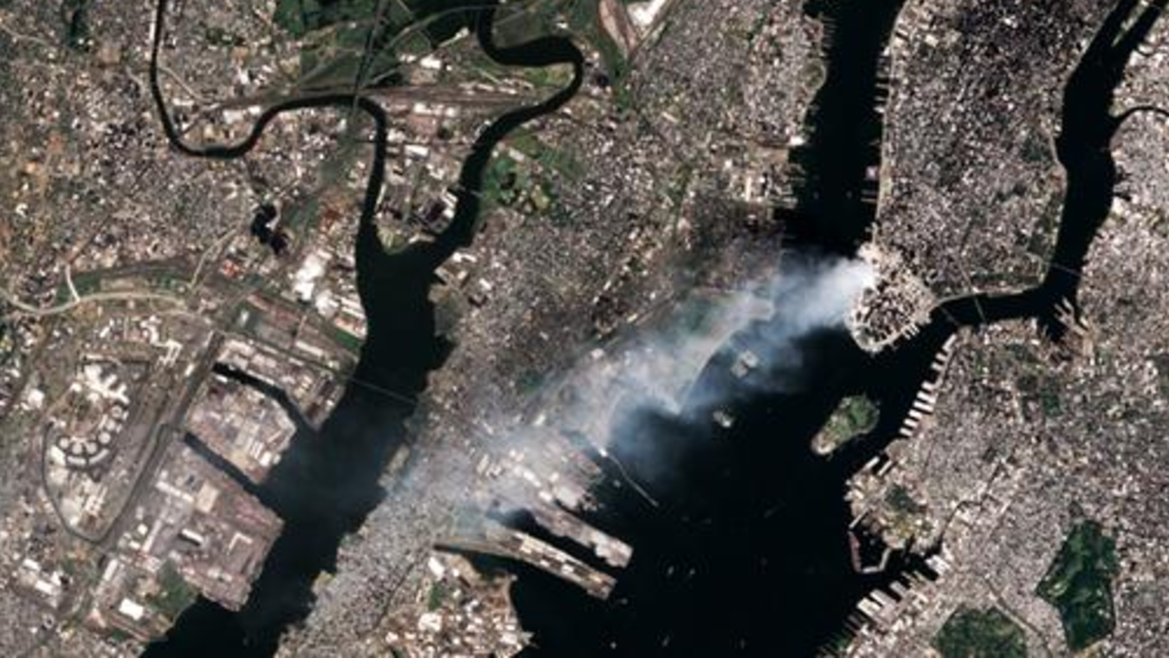 Дополнительные снимки, сделанные спутником Landsat 7 12 сентября 2001 года, показывают, что дым продолжал валить из эпицентра взрыва как минимум 24 часа