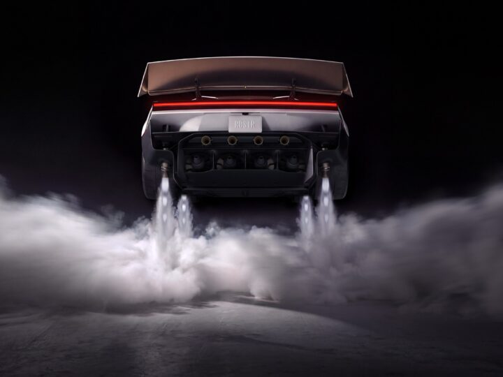 Tesla показала «летающий» Roadster: трюки в воздухе, но есть вопросы
